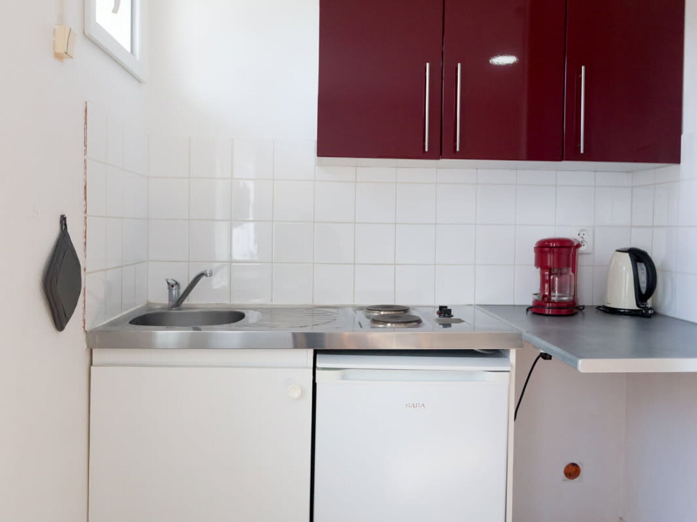 Fridge, microwave, stovetop, coffee/tea maker