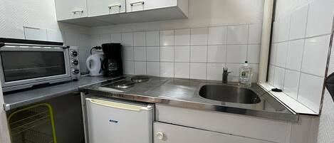 Kühlschrank, Mikrowelle, Herdplatte, Wasserkocher mit Kaffee-/Teezubehör