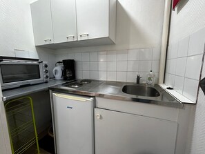 Refrigerador, microondas, parrilla de estufa y cafetera y tetera