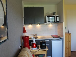 Fridge, microwave, stovetop, coffee/tea maker - Apartment near Thermes with WiFi and pets allowed (La Roche-Posay)