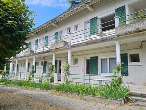 Exterior - Studio with balcony, shared garden, WIFI, near the spa (La Roche-Posay)