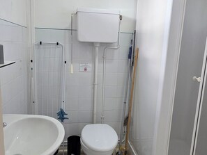 Bathroom - Studio with balcony, shared garden, WIFI, near the spa (La Roche-Posay)