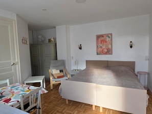 Free WiFi - Studio with balcony, shared garden, WIFI, near the spa (La Roche-Posay)
