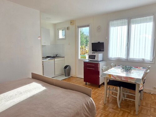 Studio with balcony, shared garden, WIFI, near the spa