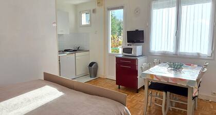 Studio with balcony, shared garden, WIFI, near the spa