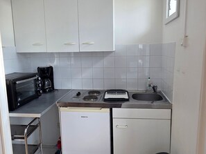 Fridge, microwave, stovetop, coffee/tea maker - Studio with balcony, shared garden, WIFI, near the spa (La Roche-Posay)