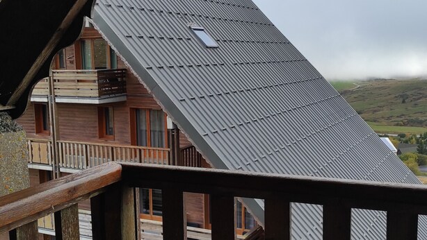 A multi-story building with a sloped roof and balconies. - Calm apartment in Super Besse, 5 people, parking and pool (Besse-et-Saint-Anastaise-Super Besse)