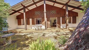 A rustic barn-style building with a covered patio, a dining area, and a visible interior space. - Villa for 6 guests in Moliets with pets allowed (Moliets-et-Maa)