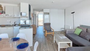 Um apartamento moderno com cozinha, sala de jantar e sala de estar.