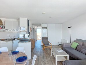 A modern apartment with a kitchen, dining area, and living room. - T3 Apartment for 6 people with terrace and lake view in Vieux-Boucau (Vieux-Boucau-les-Bains)