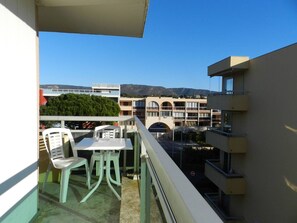 Outdoor dining - 3-room apartment with loggia, near the sea, 6 sleeps - Bormes-les-Mimosas (Bormes-les-Mimosas)