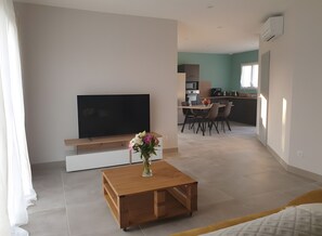 Living area - Villa "Gîte Des Clapas – Lisa" with Wi-Fi and Air Conditioning (Balazuc)