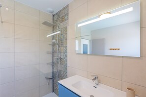 Dusche, Haartrockner, Handtücher
