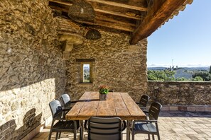 Outdoor dining - Mas Solés Country House with Large Private Garden, Peaceful Setting, 15 min from the Sea (parlava)