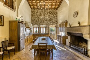 Dining - Mas Solés Country House with Large Private Garden, Peaceful Setting, 15 min from the Sea (parlava)