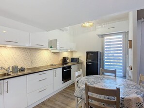 Réfrigérateur, four à micro-ondes, un four, cafetière-théière