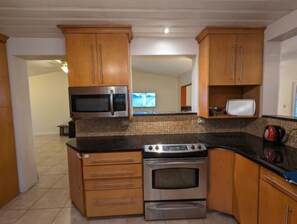 Microwave, oven, stovetop - Tranquil, Riverfront 3-bedroom Tampa home near USF & Busch Gardens (Tampa)