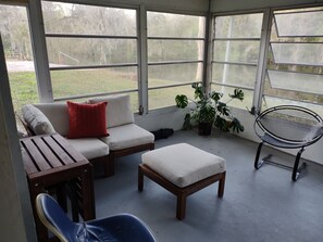 TV - Tranquil, Riverfront 3-bedroom Tampa home near USF & Busch Gardens (Tampa)