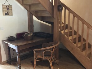 A wooden desk with a wicker chair, a small plant, and a black object on it. - Spacious 160m² Apartment - 3 Bedrooms - 10 Guests - Private Parking, WiFi (Arâches-la-Frasse)