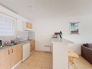 Fridge, microwave, oven, coffee/tea maker - Cozy T2 apartment with balcony, pets allowed, private parking (Vieux-Boucau-les-Bains)