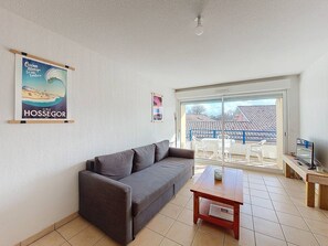 TV - Cozy T2 apartment with balcony, pets allowed, private parking (Vieux-Boucau-les-Bains)