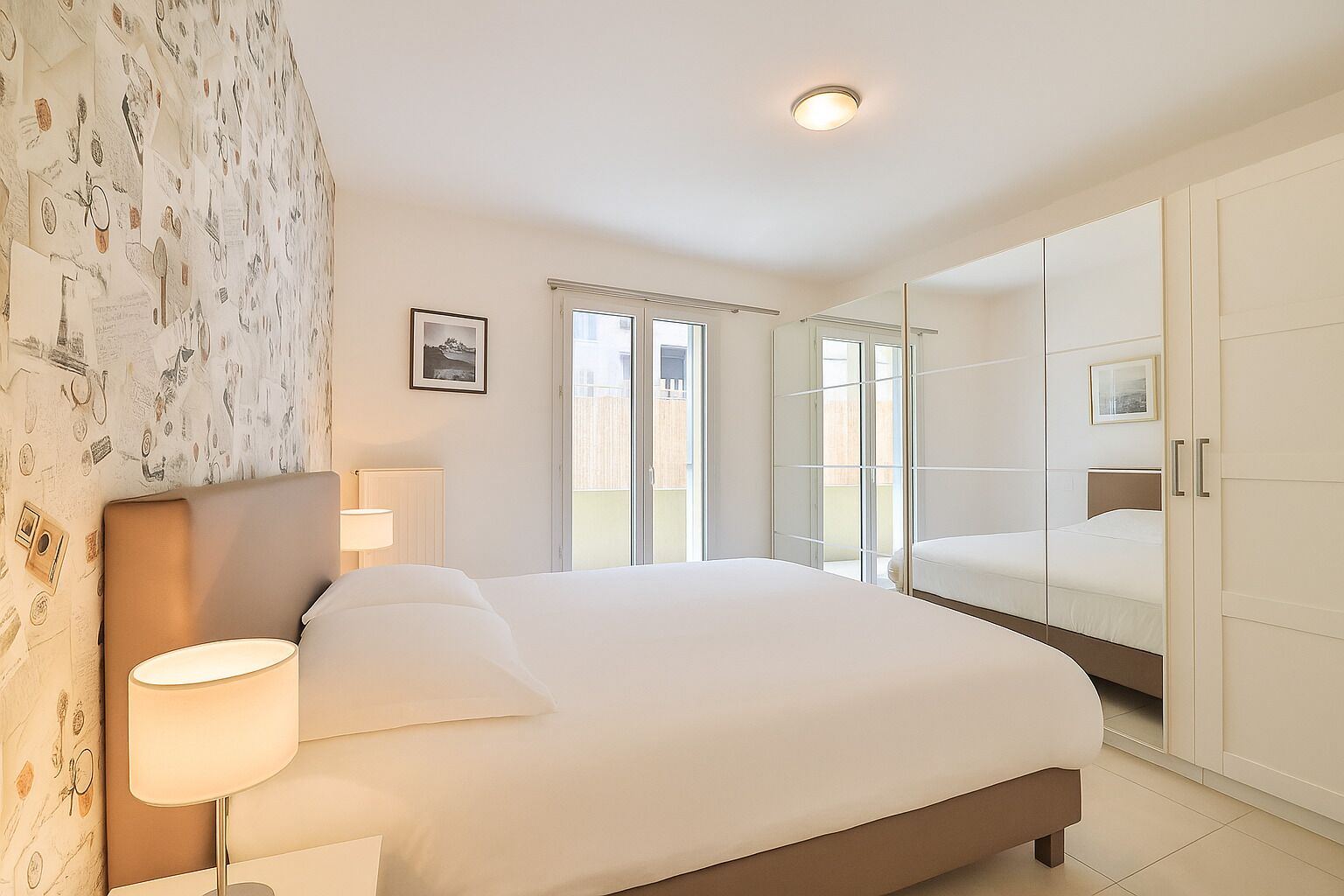 Tabla de planchar con plancha, wifi y ropa de cama 