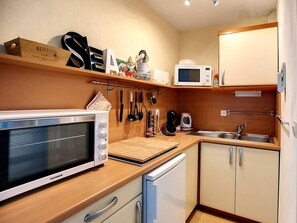 Een koelkast, een magnetron, een oven, een koffiezetapparaat/waterkoker