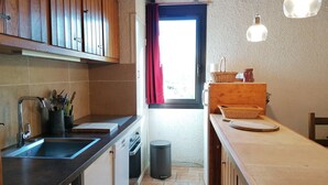 Kaffe- och tebryggare, kylskåp, mikrovågsugn och ugn