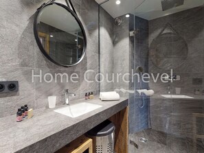 A modern bathroom with a large mirror, a sink, and a shower area. - Courchevel 1850, 4 rooms, 8 ppl, ski-in/ski-out, parking (Courchevel)