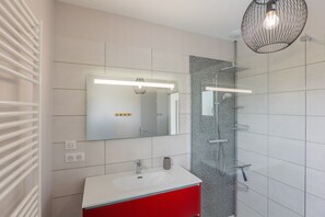 Douche, séchoir à cheveux, serviettes fournies