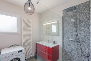 Douche, sèche-cheveux, serviettes fournies
