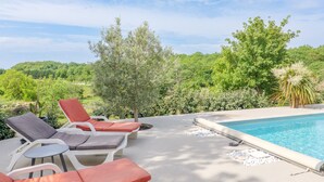 A poolside area with lounge chairs and a view of a lush landscape. - Villa Flora with Private Pool, Terrace, and Wi-Fi (Balazuc)