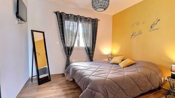 Iron/ironing board, WiFi, bed sheets