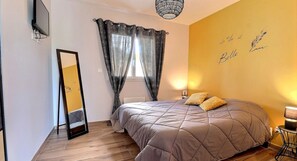 Tabla de planchar con plancha, wifi y ropa de cama