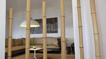 Villa Luxe, vue mer | Coin séjour | TV connectée de 42 pouces avec chaßnes par satellite, Netflix