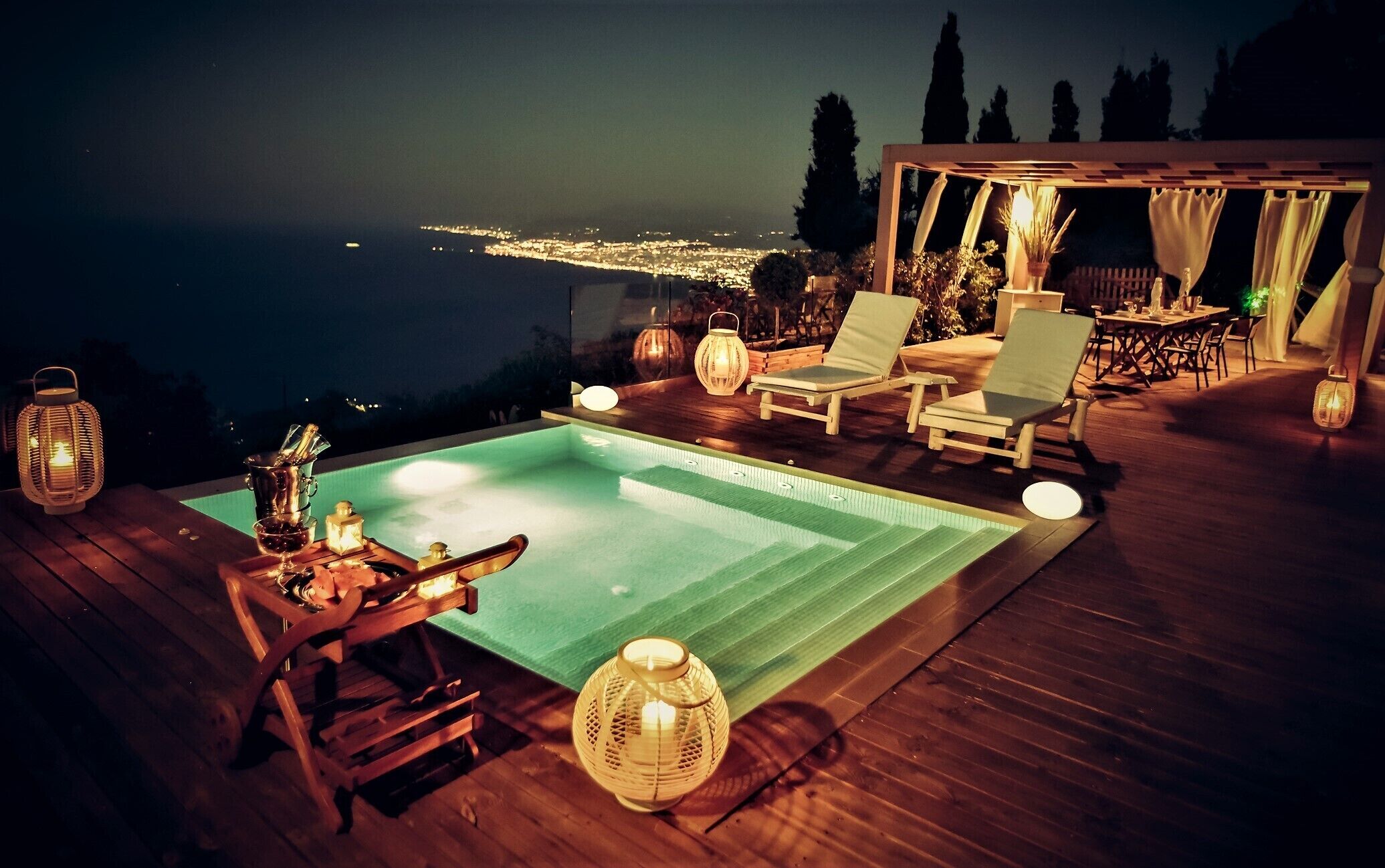 Seasonal outdoor pool, pool umbrellas, sun loungers