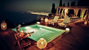 Piscine extérieure (ouverte en saison), parasols de plage