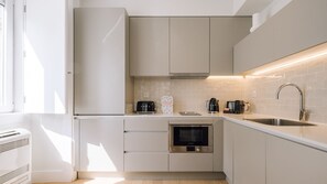 Réfrigérateur, micro-ondes, plaque de cuisson, lave-vaisselle