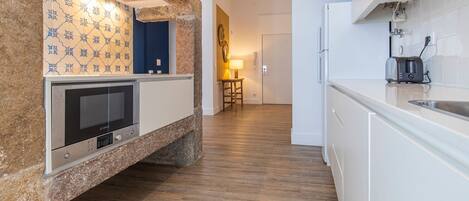 Kühlschrank, Mikrowelle, Herdplatte, Geschirrspüler