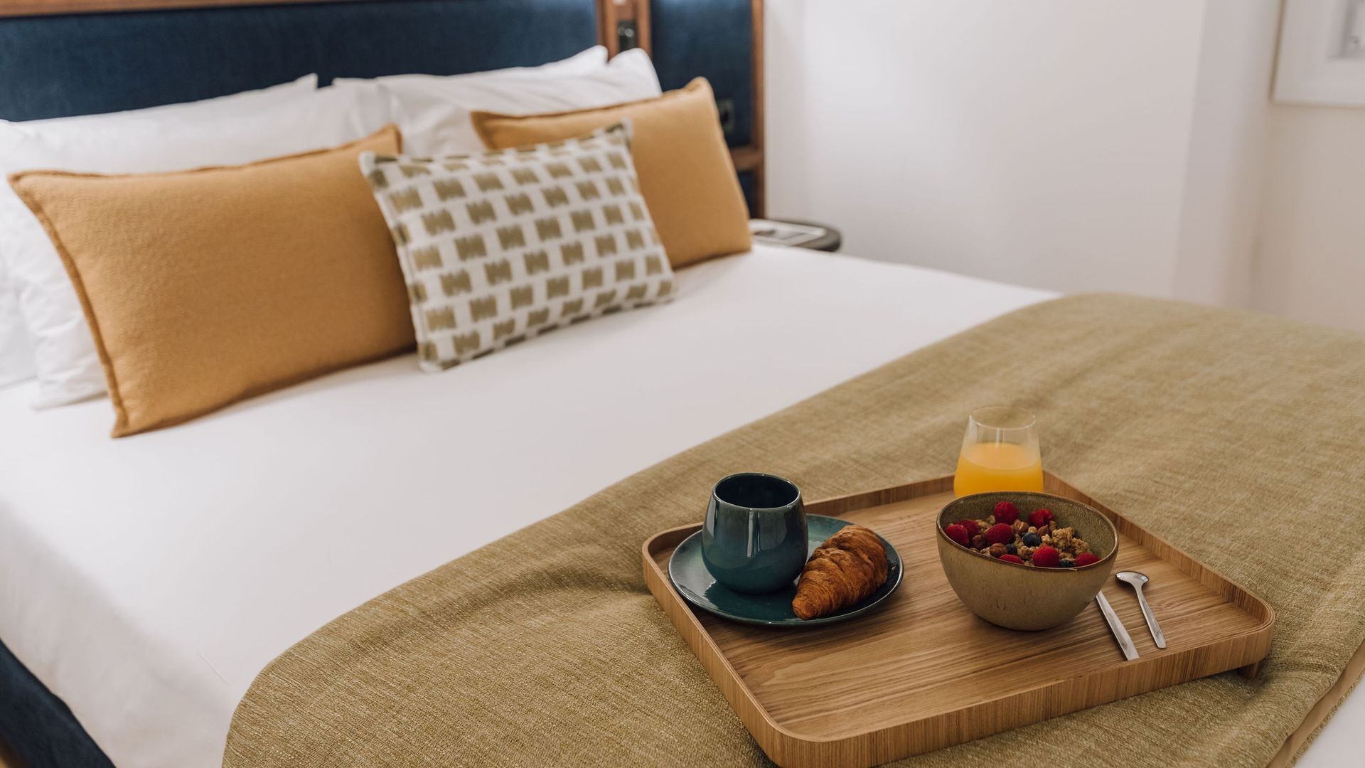 Een strijkplank/strijkijzer, reisbedje, gratis wifi, beddengoed