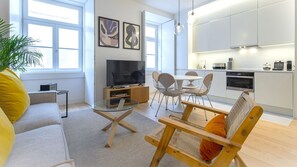 Un appartement moderne comprenant un salon, un coin repas et une cuisine.