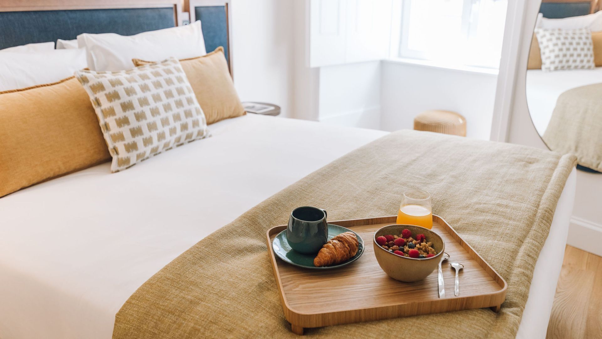 Een strijkplank/strijkijzer, reisbedje, gratis wifi, beddengoed