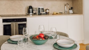 Réfrigérateur, four à micro-ondes, un four, surface de cuisson