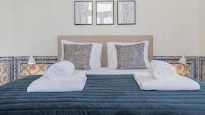 Iron/ironing board, travel cot, free WiFi, bed sheets - Ando Living - Santa Justa 79 Townhouse - 201 (Lisboa)
