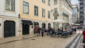 Outdoor dining - Ando Living - Santa Justa 79 Townhouse - 201 (Lisboa)