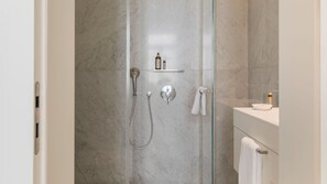 Hair dryer, towels - Ando Living - Santa Justa 79 Townhouse - 201 (Lisboa)