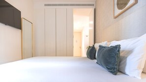 Iron/ironing board, travel cot, free WiFi, bed sheets