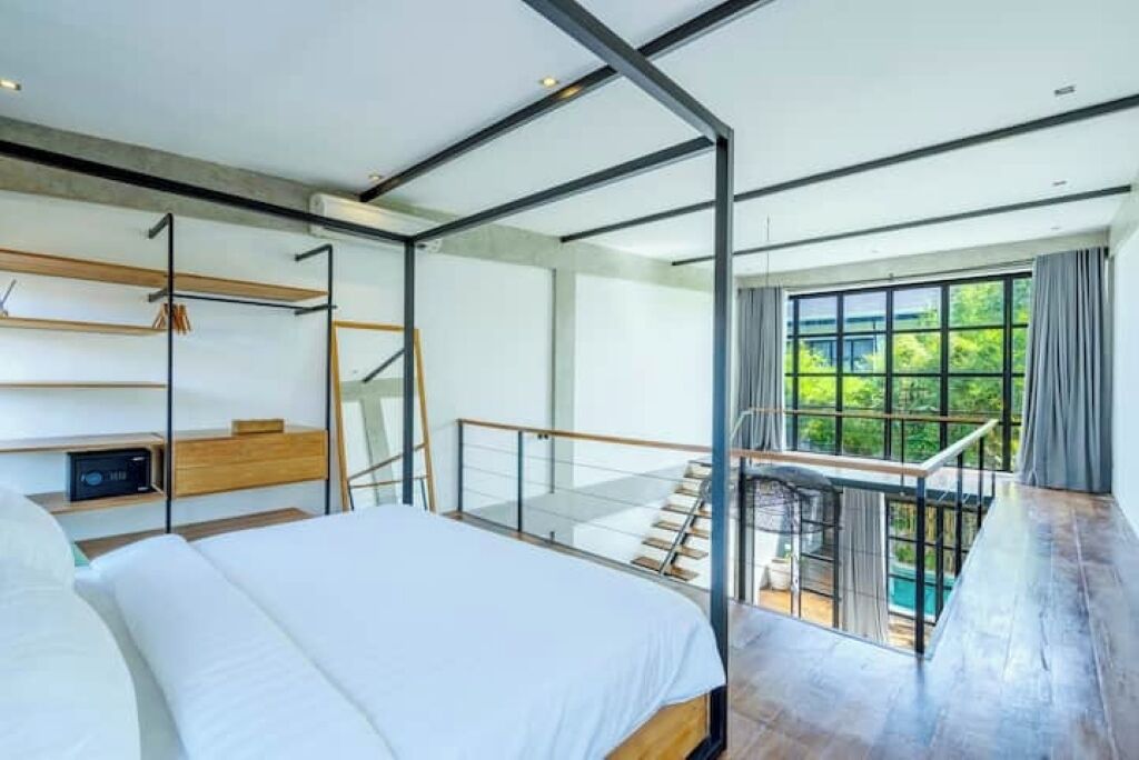 1 間睡房、房內夾萬、書桌、熨斗/熨衫板