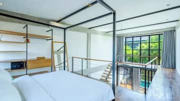 1 sovrum, värdeförvaringsskåp på rummet och skrivbord