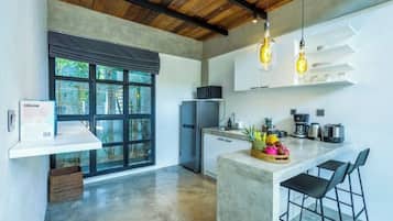 Køleskab, mikrobølgeovn, kogeplade, kaffe-/temaskine